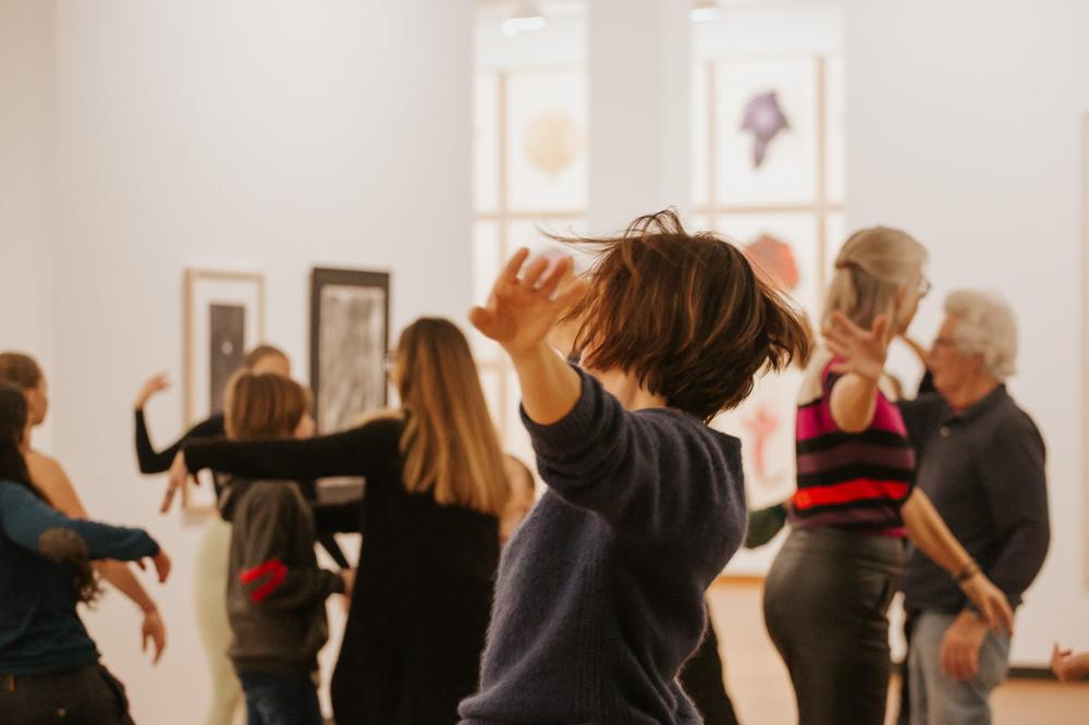 Visite dansée © Cécile Shuhmann, MBA Caen. 