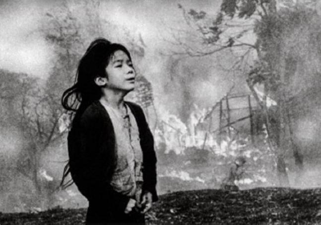 Cette fillette de 12 ans cherche sa mère après le bombardement de sa maison dans le quartier de Phuc Tan. Cette photo obtiendra le grand prix photo de Russie en 1967.