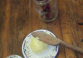 Fabrication du beurre à la baratte