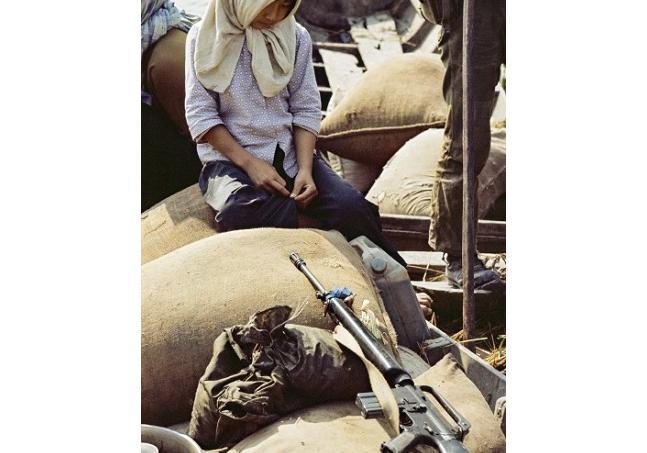 Une jeune fille attend d'être "relocalisée" par l'armée sud-vietnamienne. Cette stratégie de terre brûlée avait pour but de priver le Viêt-Cong de l'aide de la population. Les civils étaient déplacés vers des "hameaux protégés".