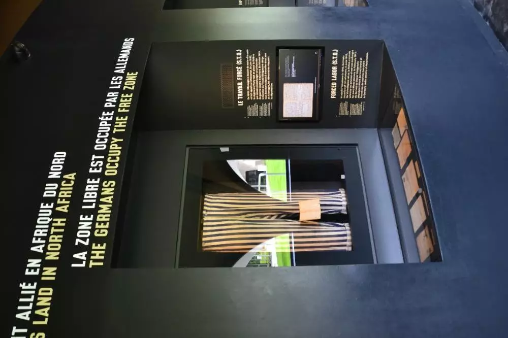 Pantalon de déporté istué dans le bâtiment Occupation