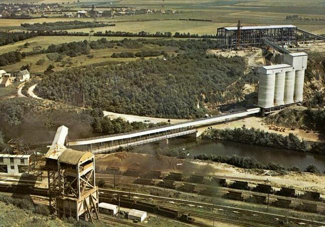 Vue aérienne des installations minières (May-sur-Orne, Feuguerolles-Bully), années 1960.
